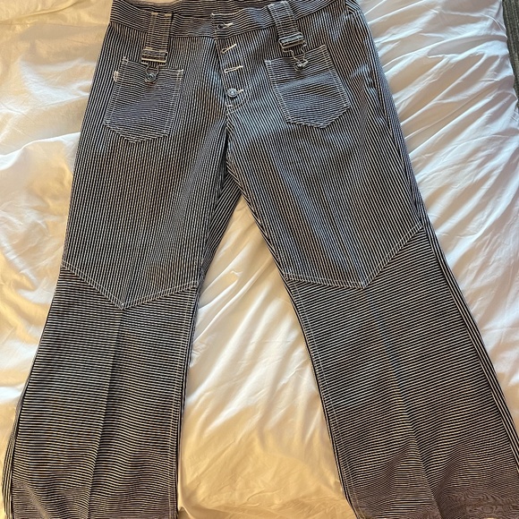 LEvis for gals big E - Picture 2 of 6